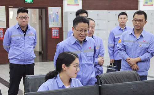 王大真到新疆天運現場辦公(圖1) 王大真到新疆天運現場辦公(圖1)