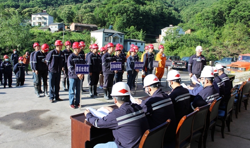 礦業公司:思維碰撞、經驗共享,講出班組安全管理標準化建設好辦法(圖3) 礦業公司:思維碰撞、經驗共享,講出班組安全管理標準化建設好辦法(圖3)