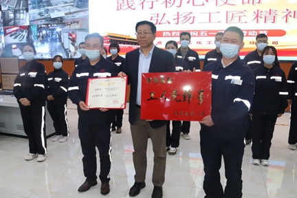 青海宜化PVC分廠聚合一班榮獲青海高原“工人先鋒號”榮譽稱號(圖1) 青海宜化PVC分廠聚合一班榮獲青海高原“工人先鋒號”榮譽稱號(圖1)