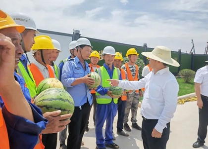 王大真走訪慰問田家河新項目干部職工(圖1) 王大真走訪慰問田家河新項目干部職工(圖1)