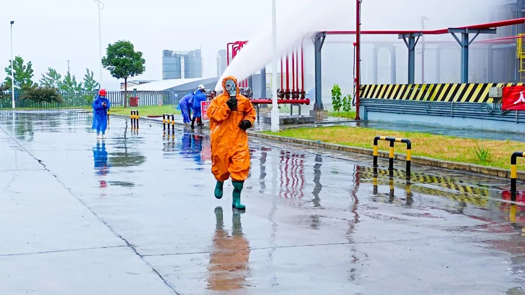 【安全生產(chǎn)月】以練為戰(zhàn)以練筑防!新材料公司開展綜合應(yīng)急演練(圖2) 圖片