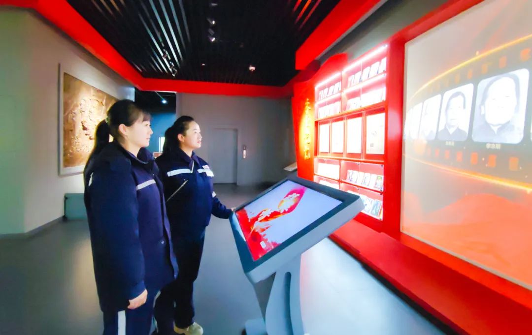 青海片區公司:緬懷先輩祭英烈,踔厲奮發譜新篇(圖6) 青海片區公司:緬懷先輩祭英烈,踔厲奮發譜新篇(圖6)