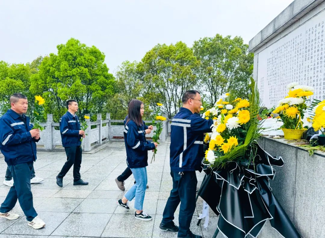 在緬懷中汲取奮進力量!這場主題黨日活動“走心”更“入心”!(圖4) 在緬懷中汲取奮進力量!這場主題黨日活動“走心”更“入心”!(圖4)