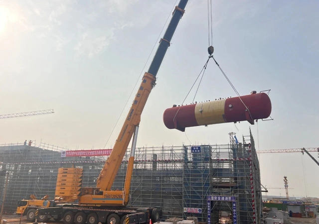 首臺大型設(shè)備“落戶”，氯堿新能源項(xiàng)目吹響工程設(shè)備安裝新號角！(圖1)
